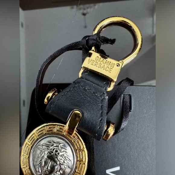 LOT 1435 24K gold plated Versace key ring - Picture 6 of 15